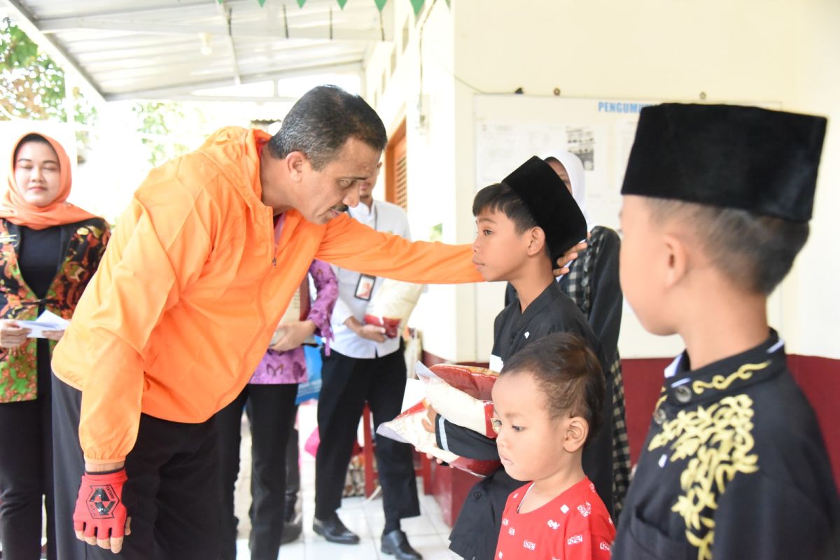 Pemkot Jaktim bagikan makanan untuk balita stunting di Pondok Kopi