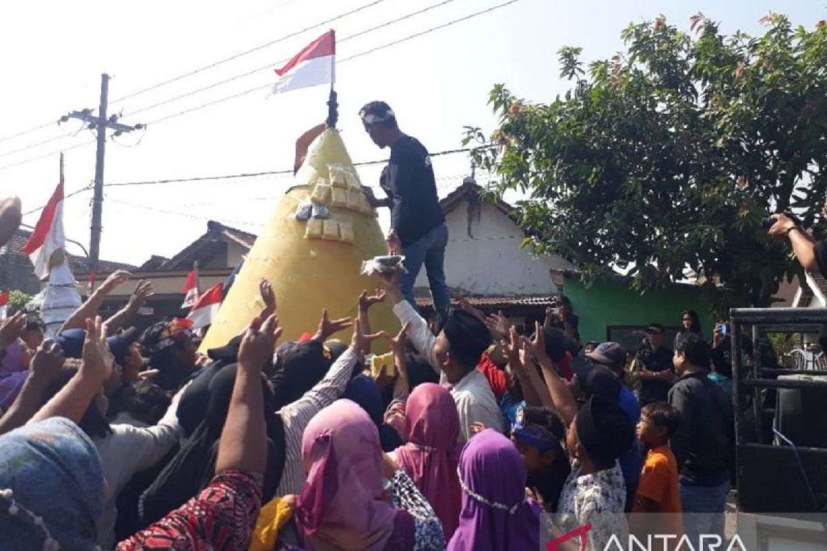 Warga Desa Toyoresmi Ngasem peringati HUT Ke-78 RI dengan gunungantahu