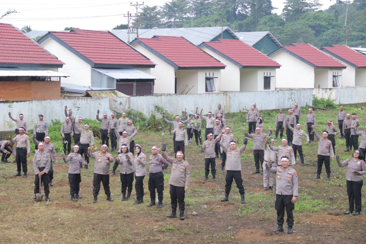 Polda Maluku tanam 500 anakan  pohon di Ambon