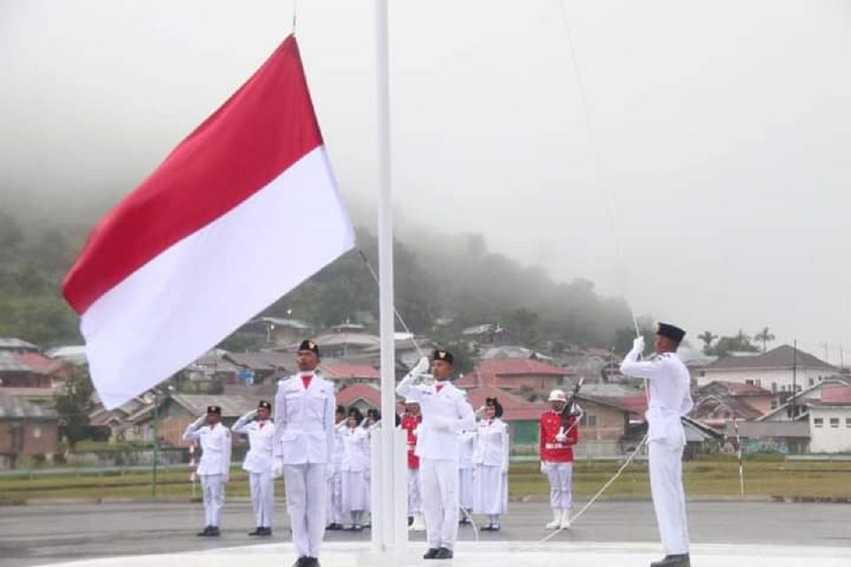 Hujan lebat, upacara penurunan bendera tanpa pasukan