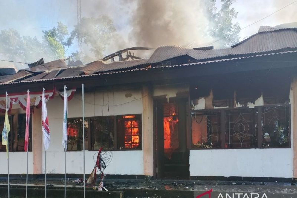 Penyebab kebakaran Kantor Distrik Fakfak Tengah masih didalami