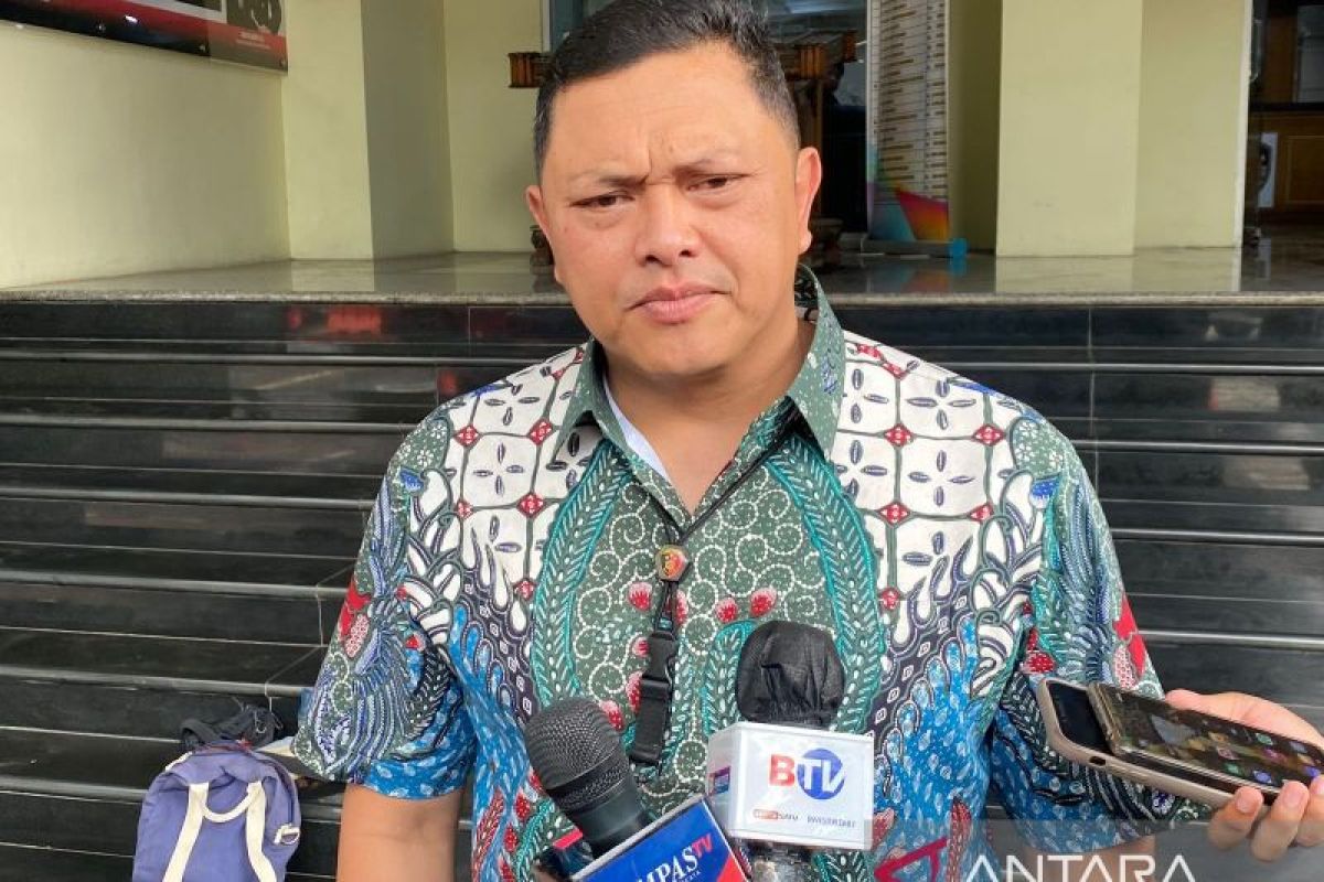 Tiga polisi ditangkap karena diduga terkait terorisme