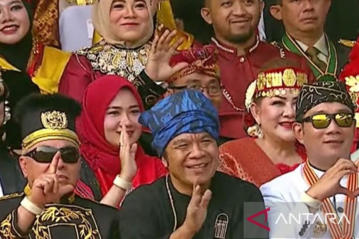 Isran Noor hadir di Istana Negara pakai baju khas Kutai