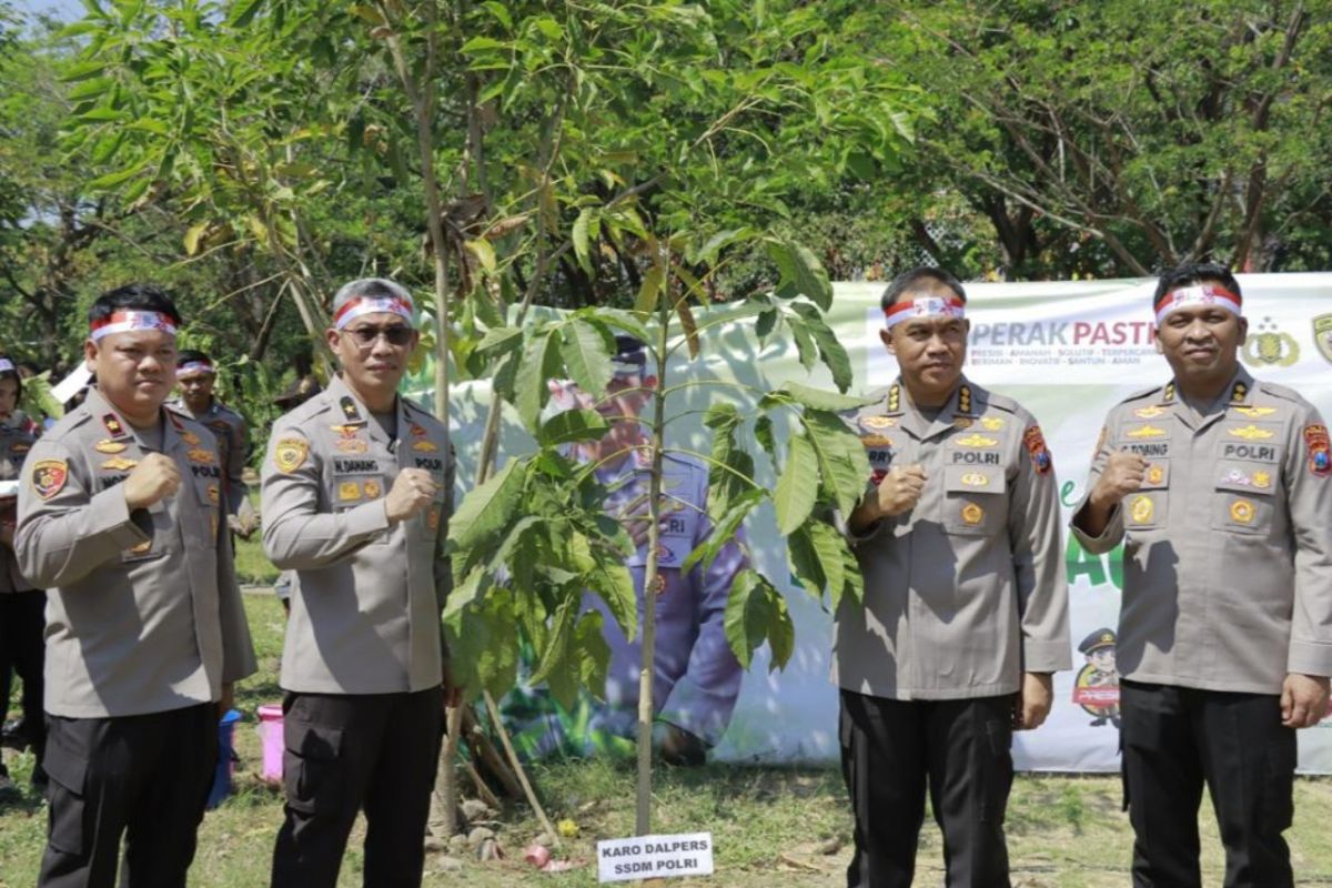 Mabes Polri tanam ribuan pohon di Kenjeran peringati HUT ke-78 RI