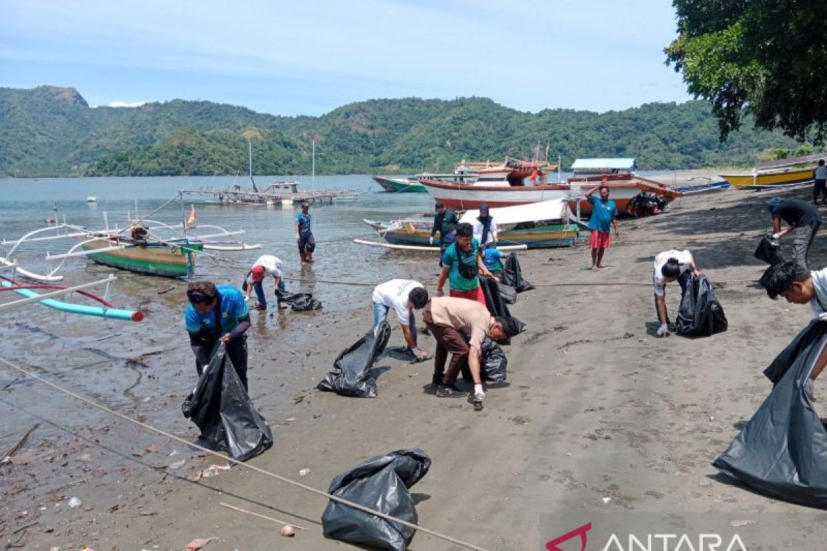 PLN bersama TNI AL bersihkan laut dari sampah plastik di Sulut
