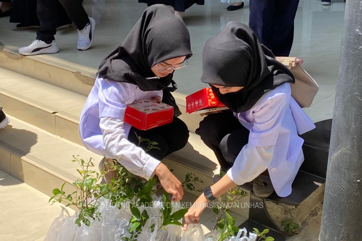 Unhas telah mendistribusikan 11 ribu pohon ke mahasiswa baru selama PKKMB 2023