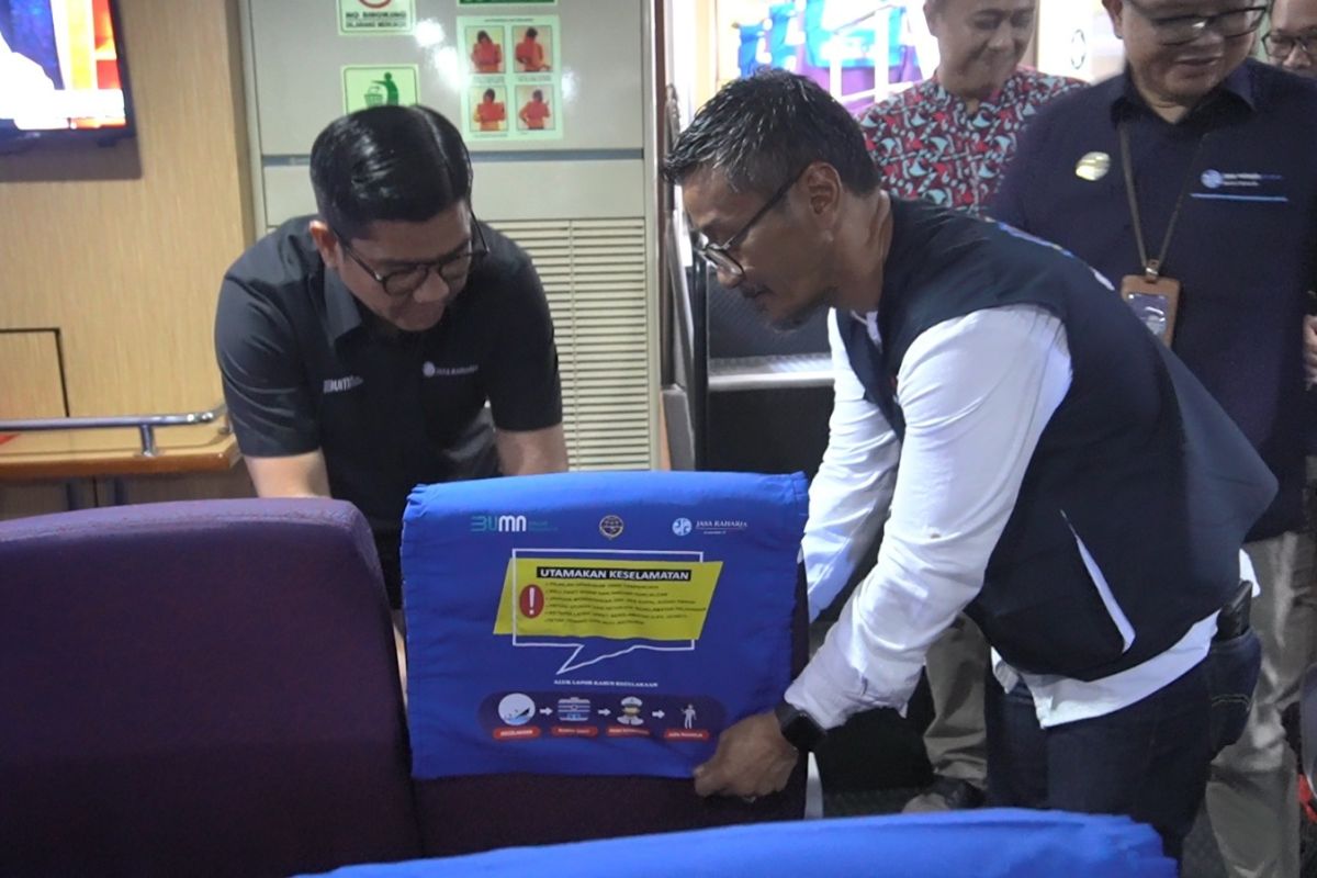 Jasa Raharja serahkan bantuan cover seat kepada penumpang kapal laut