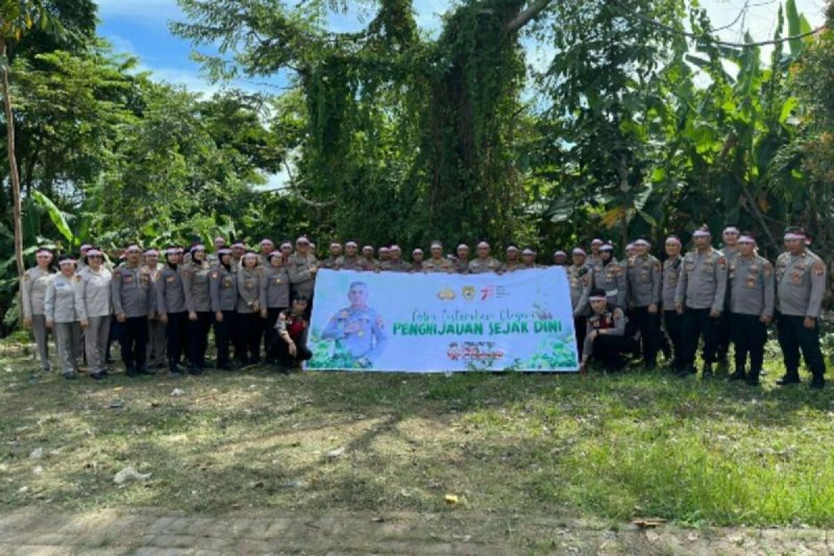 Kepolisian tanam pohon di Gunung Tumpa wujud kepedulian terhadap lingkungan