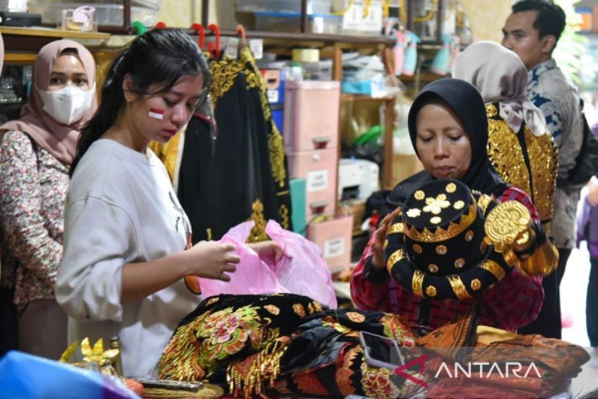 Omzet penyewaan pakaian adat di Medan  naik 60 persen saat HUT ke-78 RI