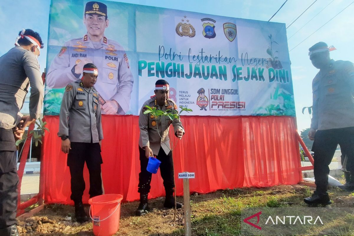 South Kalimantan Police plant 1,000 tree seedlings to support reforestation