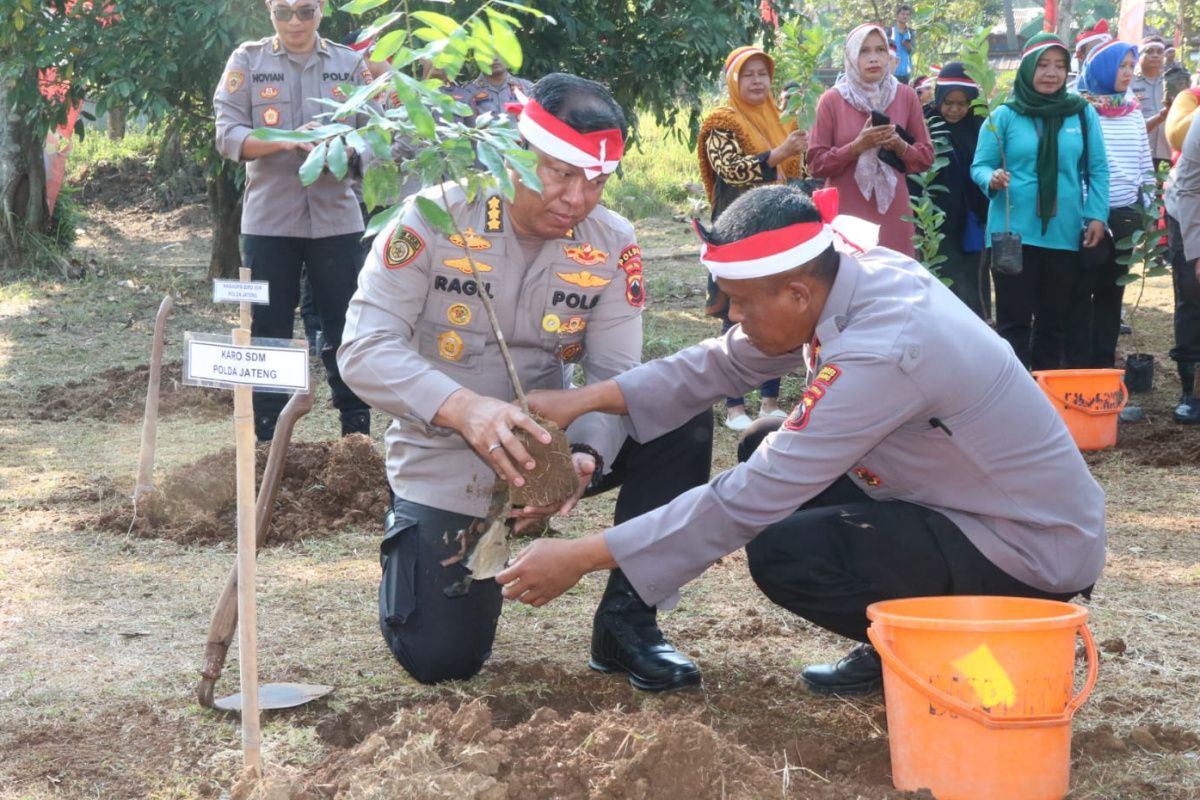 Polda Jateng  tanam 1.050 pohon di kawasan penyangga air Kota Semarang