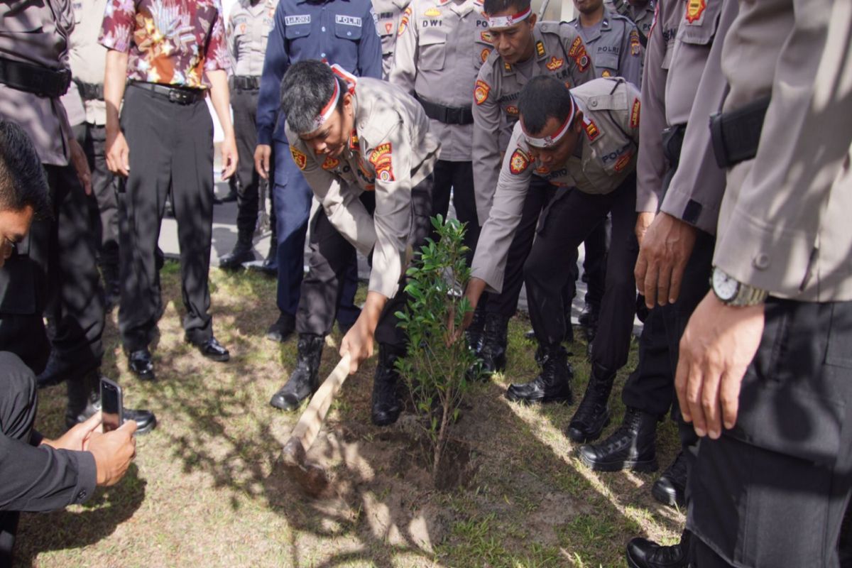 Polres Kulon Progo melaksanakan penanaman pohon serentak di 12 polsek