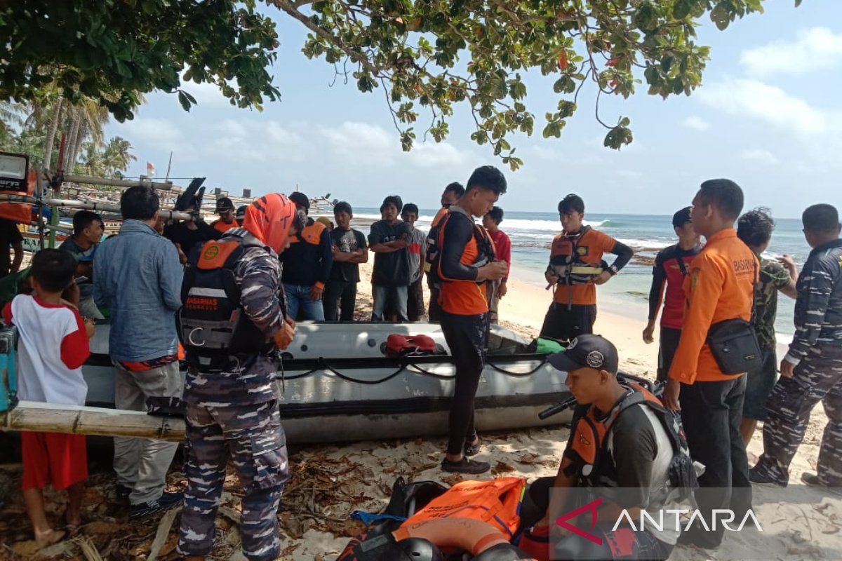 Berenang 15 jam nelayan selamat sampai pantai usai kapalnya terbakar