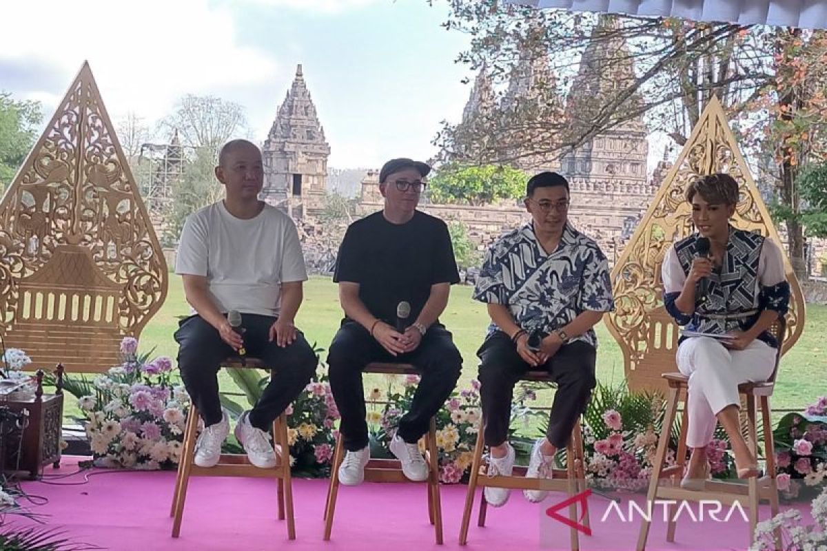 KAWS:HOLIDAY hadir di pelataran Candi Brahma Prambanan dua minggu