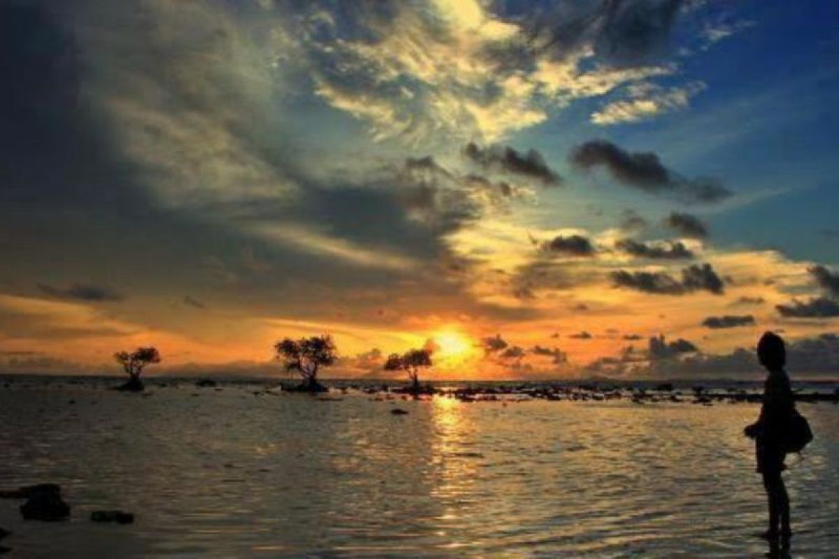 Menikmati Panorama "Terbenamnya" Matahari di Pantai Tanjung Lesung