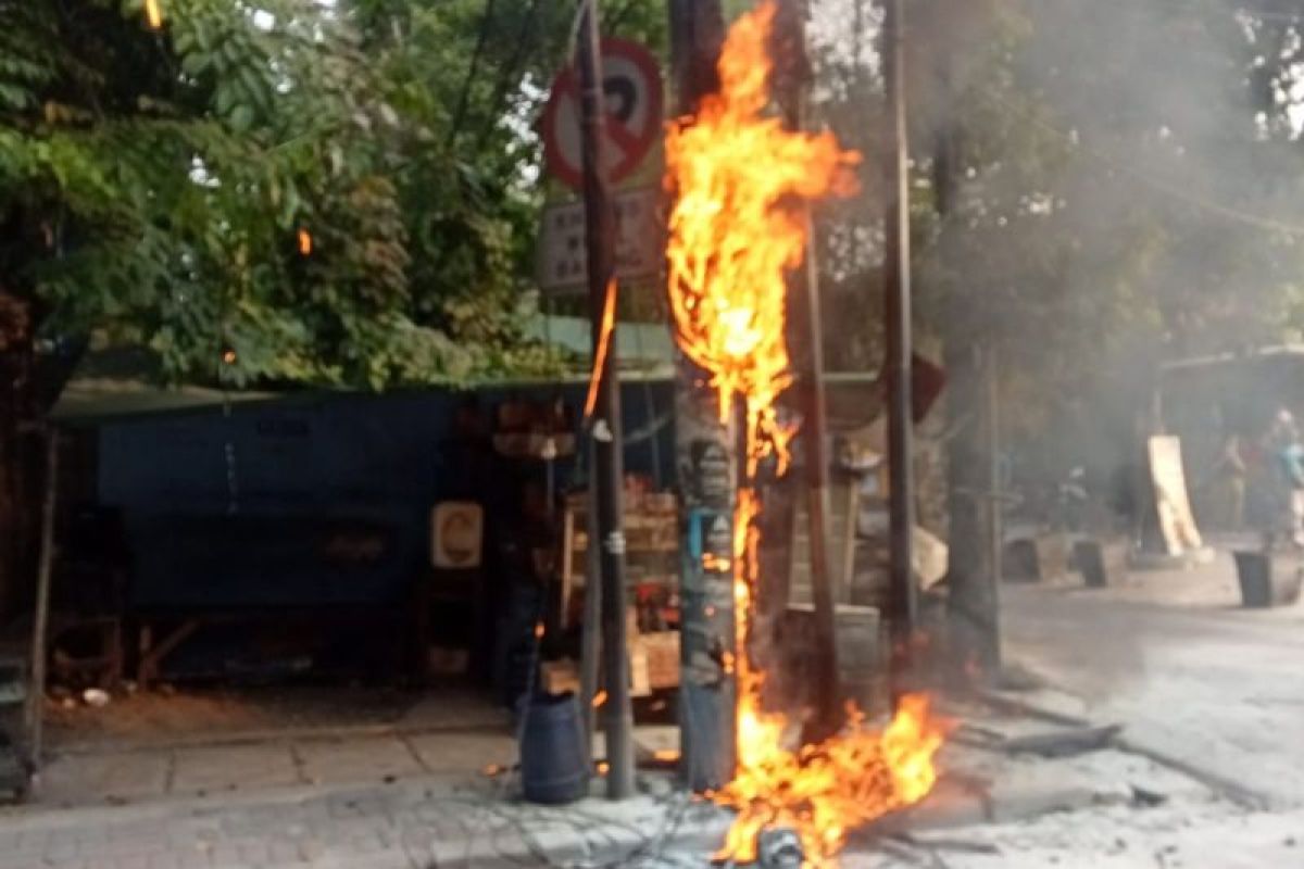 Satu tiang listrik di Tambora terbakar