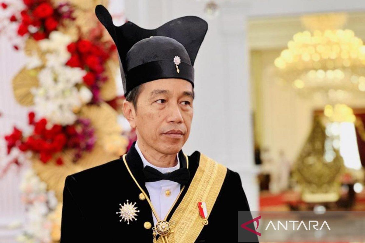 Berita politik kemarin, dari Presiden kenakan baju adat Surakarta hingga Anies tercebur