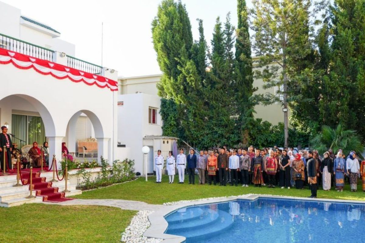 Radio terkenal Tunisia liput langsung upacara pengibaran bendera Merah Putih di KBRI Tunis
