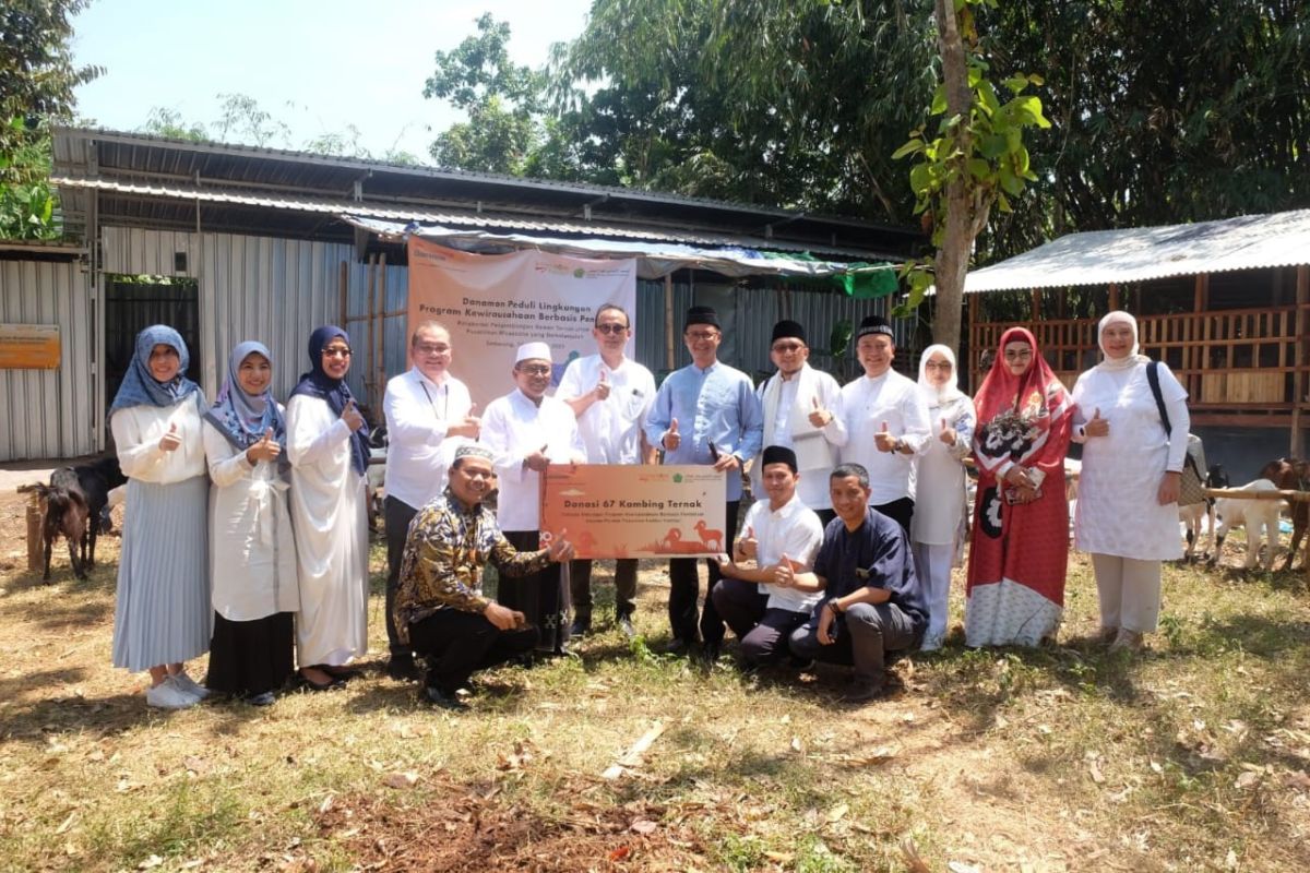 Danamon donasikan 67 kambing guna dukung program kewirausahaan 