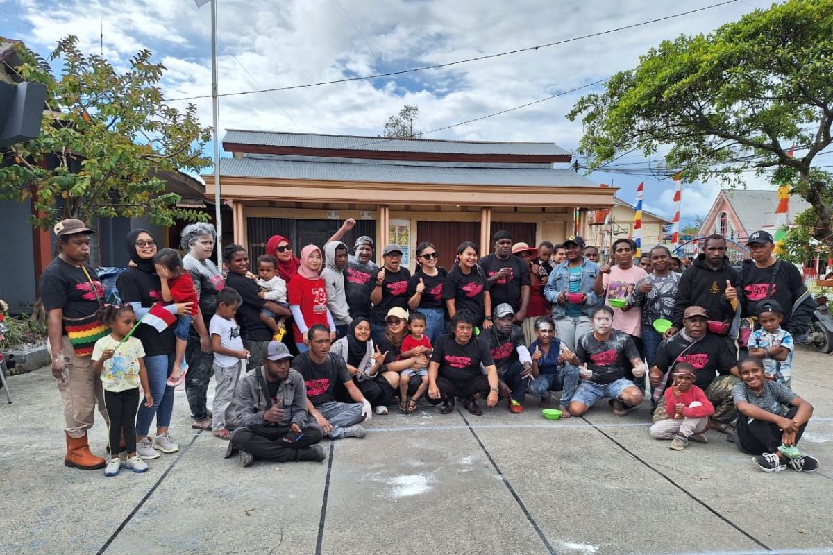 Disnakerindag Jayawijaya rayakan HUT RI bersama keluarga staf