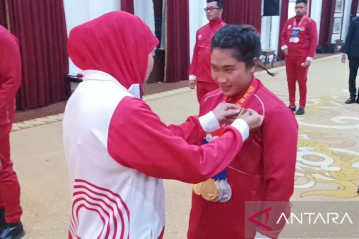 Khofifah beri penghargaan atlet ASEAN Para Games Jatim
