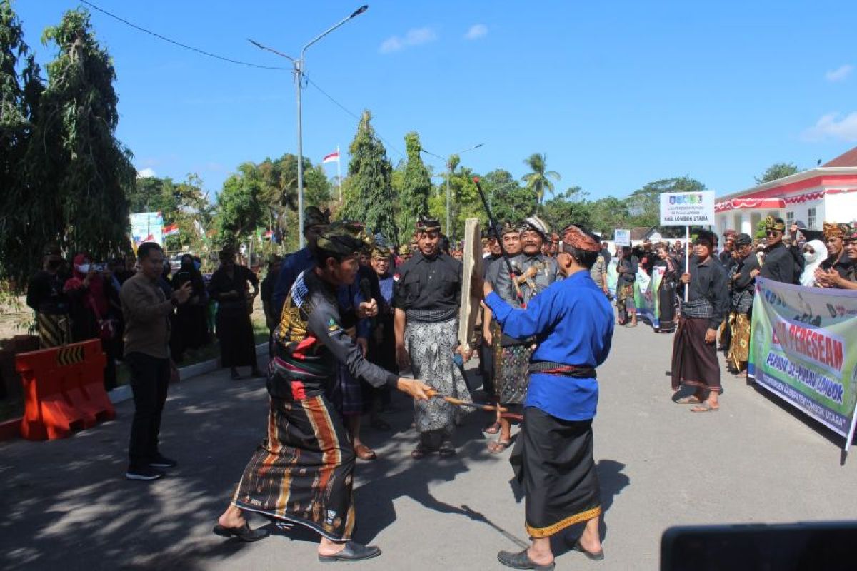 Pemkab Lombok Tengah menggelar Parade Pepadu Liga Peresean rayakan HUT RI