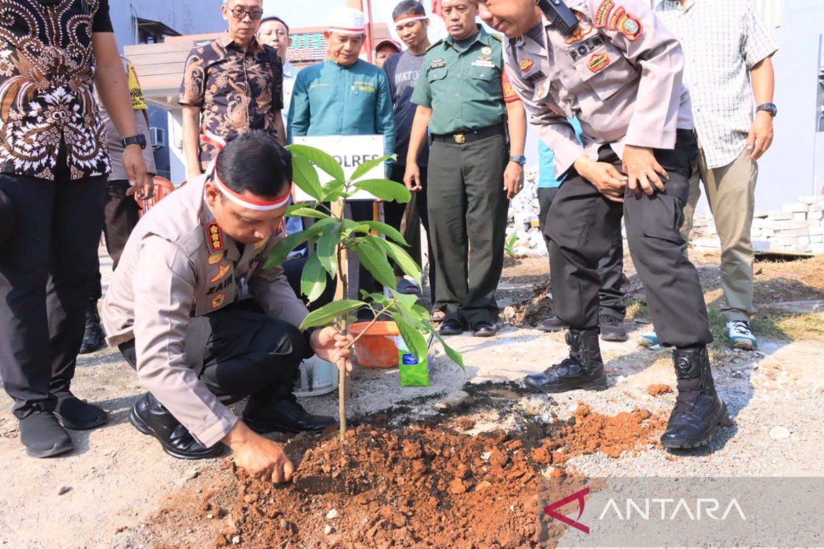 Polres Metro Tangerang Kota tanam 1.000 pohon atasi polusi udara