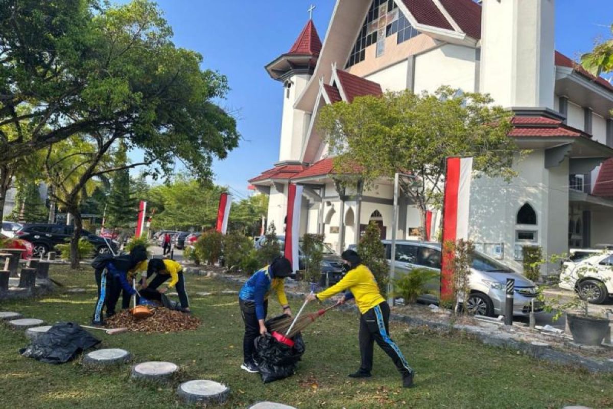 Sambut  HUT ke-75 Polwan, Polda Kalteng bersih-bersih rumah ibadah