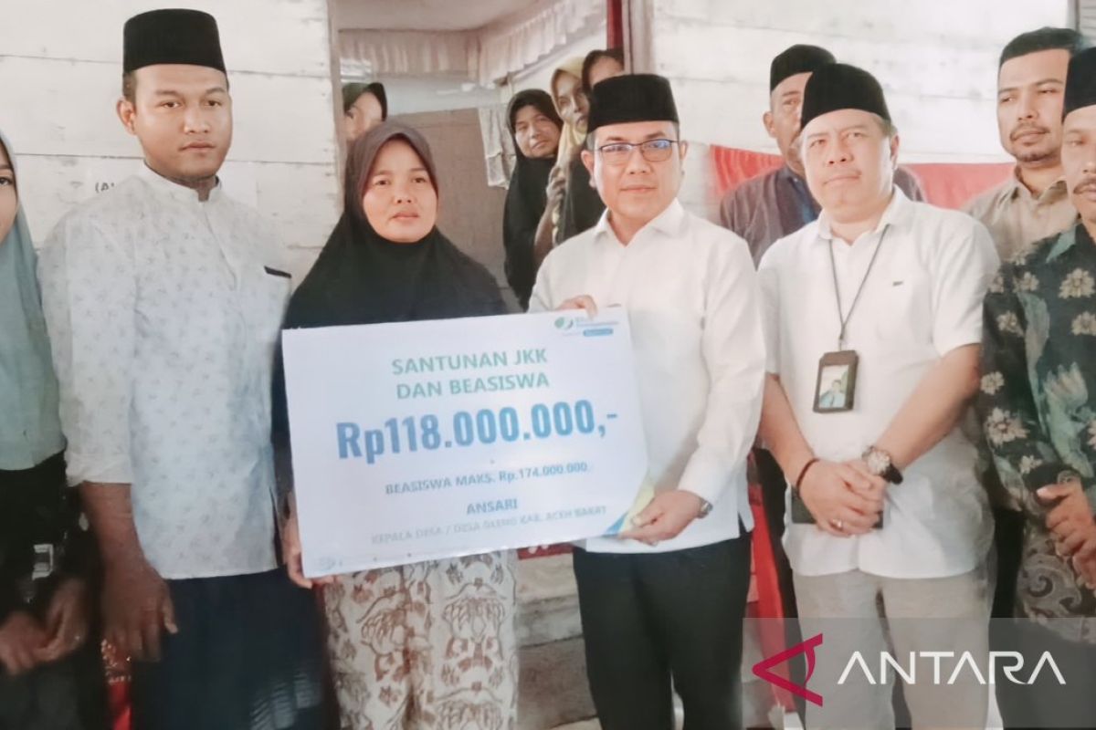Pj Bupati Aceh Barat serahkan santunan Rp118 juta untuk keluarga keuchik meninggal di HUT RI