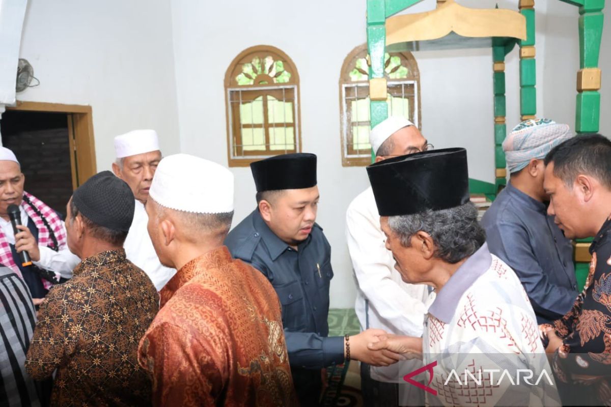 Bupati Tapsel Imam Shalat Jumat di Batang Angkola