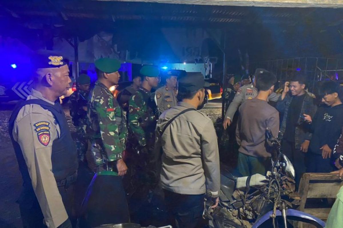 TNI-Polri patroli untuk pastikan dugaan massa luar daerah masuk ke Pesisir Barat