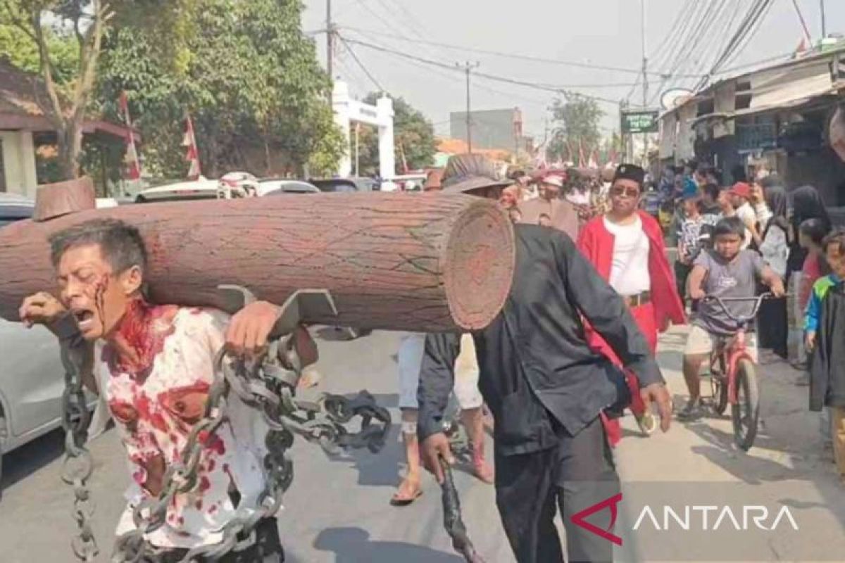 Ribuan warga Bekasi antusias saksikan teatrikal jalanan bertajuk perjuangan Si Belut Putih