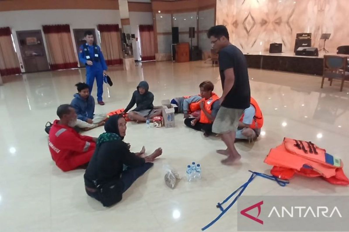 Petugas evakuasi penumpang yang kapalnya tenggelam di Kepulauan Seribu