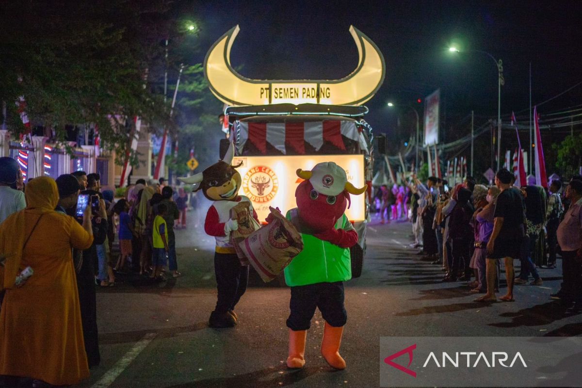 Maskot Kerbau jadi "kawan bermain" anak-anak di Merah Putih Night Carnival