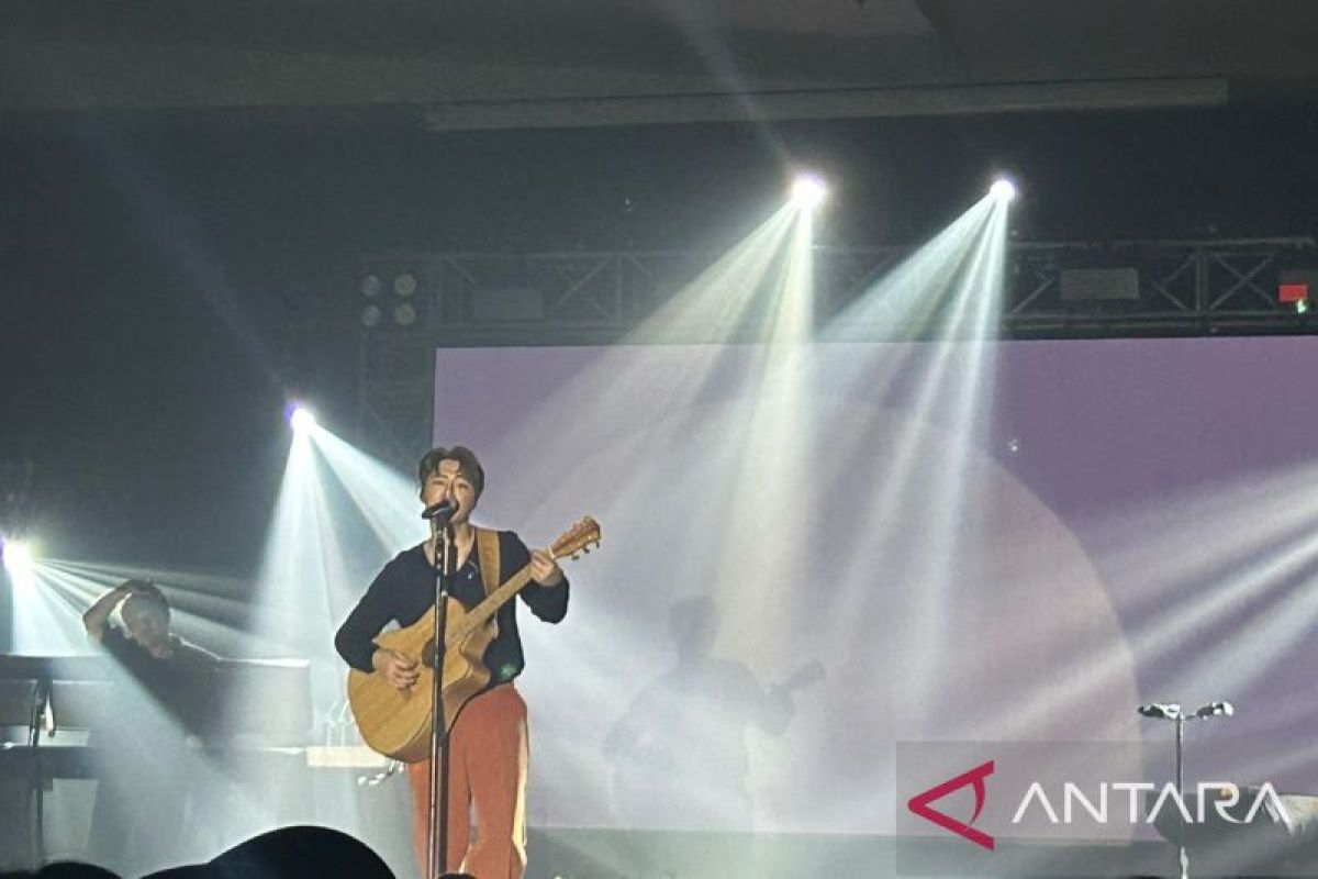Krist Perawat mainkan banyak alat musik pada gelaran konser di Jakarta