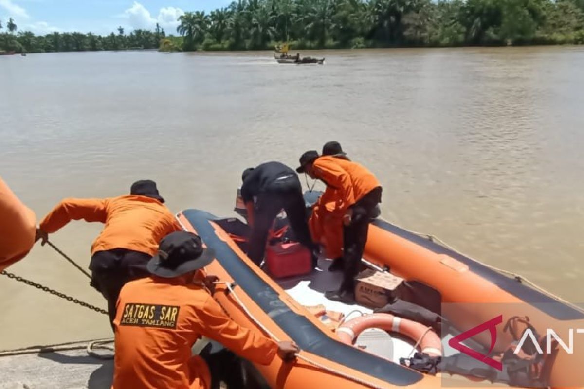 Nelayan Aceh Tamiang hanyut jatuh dari getek penyeberangan