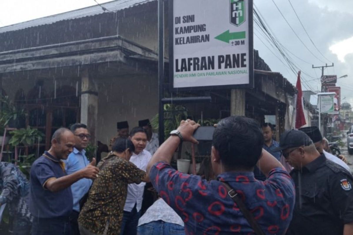 Kader pasang plank tempat kelahiran pendiri HMI di Sipirok