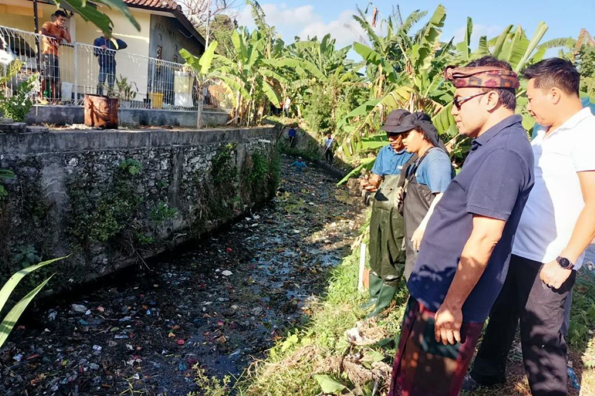 Wali Kota Denpasar bersama relawan bersihkan aliran sungai tercemar