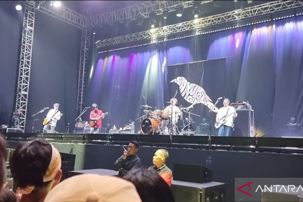 Asian Kungfu  Generation hibur penggemar pada konser perdana di Senayan