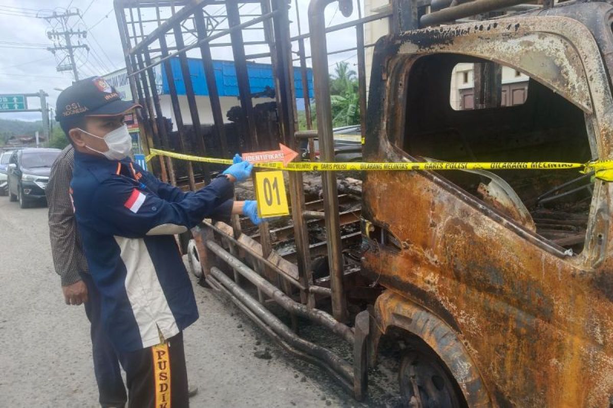 Truk ekspedisi terbakar di Jalinsum Batunadua Padangsidimpuan