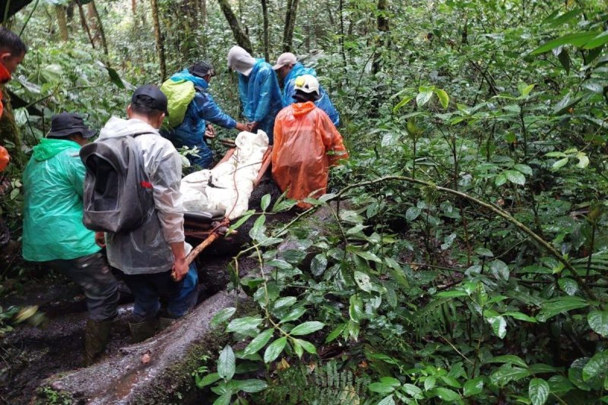 Tim SAR Gabungan lakukan evakuasi pendaki yang cedera di Gunung Kerinci
