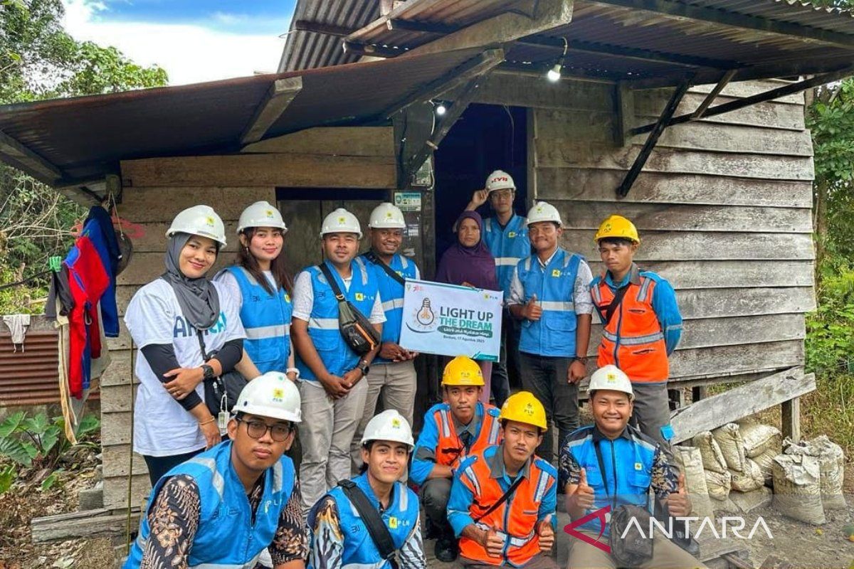 PLN  bantu listrik gratis 30 warga di tiga kabupaten Papua Barat