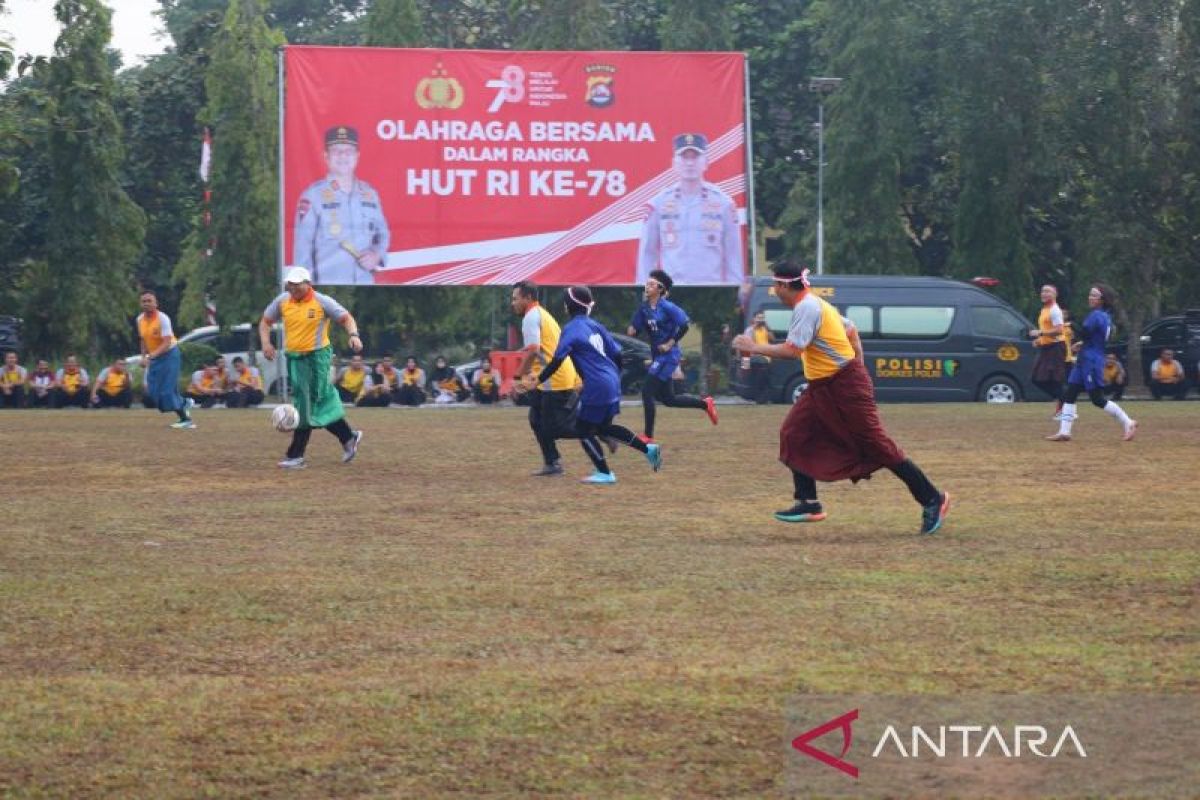 HUT RI, Kapolda Banten main sepak bola pakai sarung