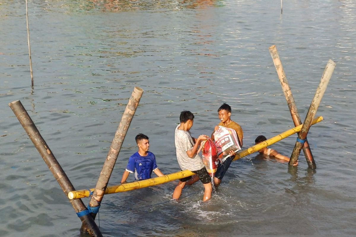 Warga Kota Tanjungpinang gelar lomba permainan tradisional di atas laut