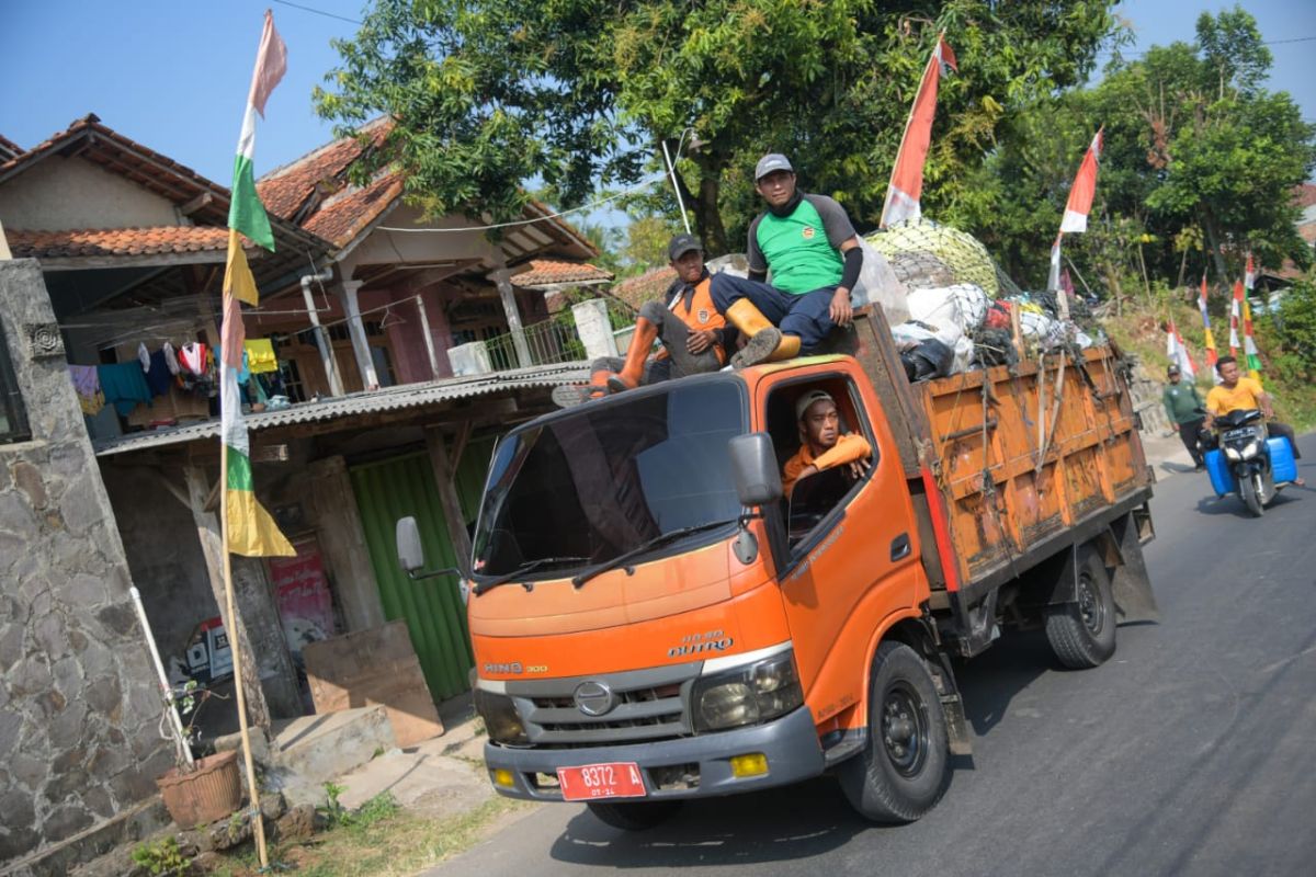 Pemkab Purwakarta beri kompensasi paket sembako kepada warga di jalur lintasan truk sampah