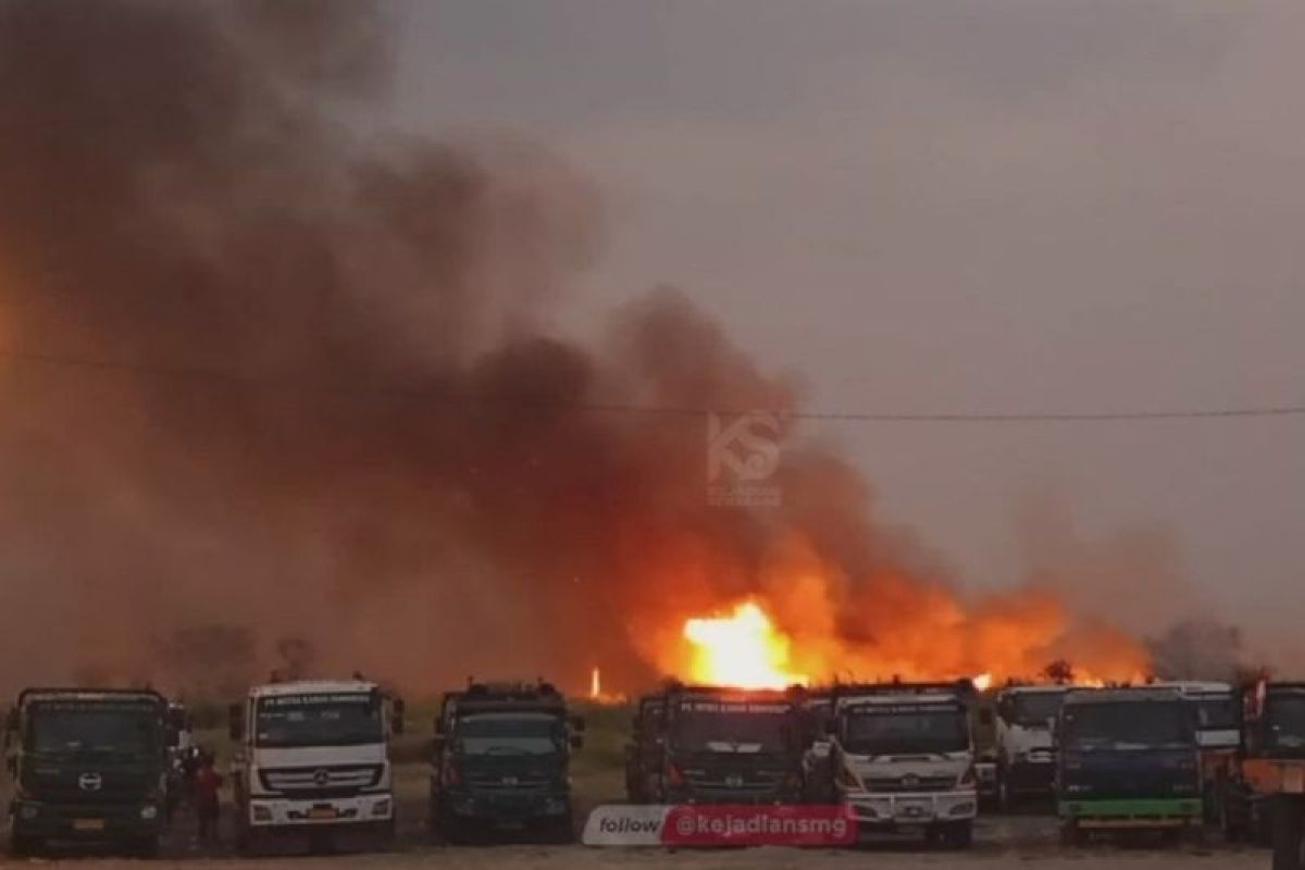 Empat mobil dikerahkan padamkan kebakaran lahan di Baruna Semarang