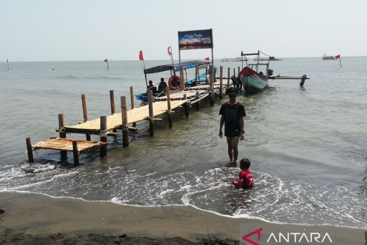 Pantai Tirang tempat untuk "healing" wisatawan