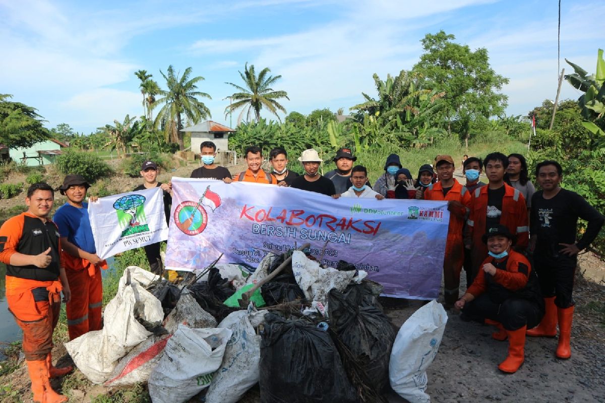 PW KAMMI Sumut jaga kelestarian alam dengan bersihkan sungai