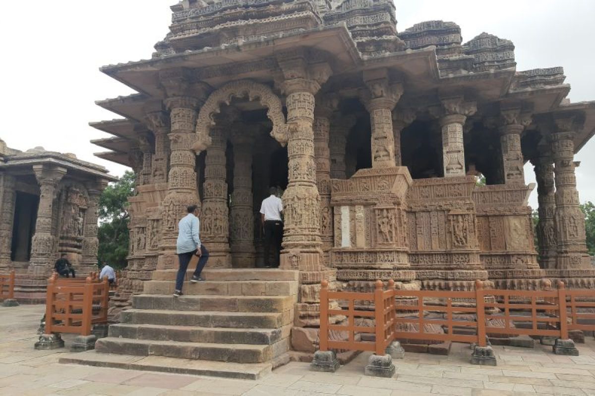 Melihat Kuil Matahari Modhera di India
