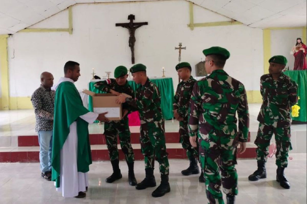 Satgas Yonif 310/KK serahkan bantuan gereja di perbatasan RI-PNG